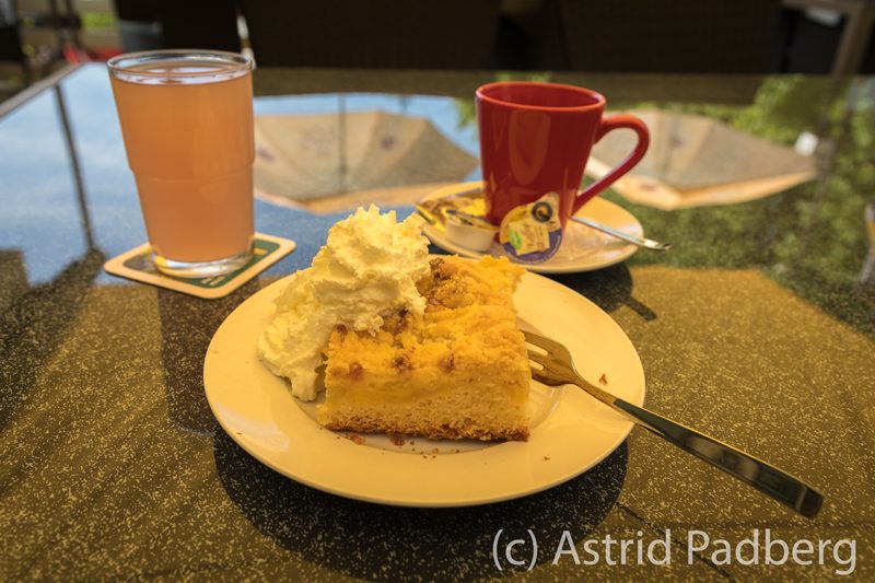 Apfelkuchen mit Sahne