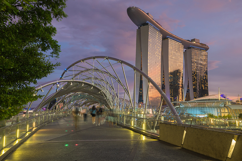 Helix-Brücke mit Marina Bay Sands Hotel