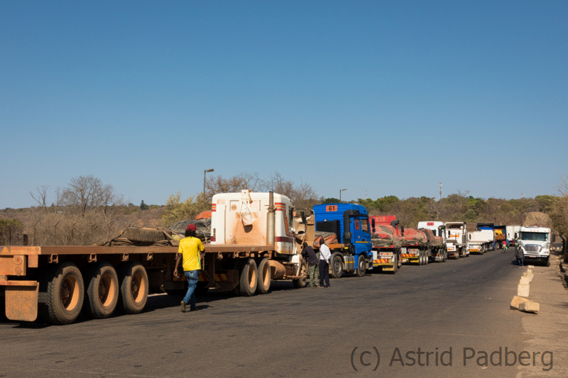 Wartende LKWs an der Grenze Sambia/Simbabwe