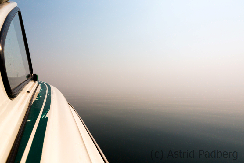 Unterwegs auf dem Karibasee bei Nebel