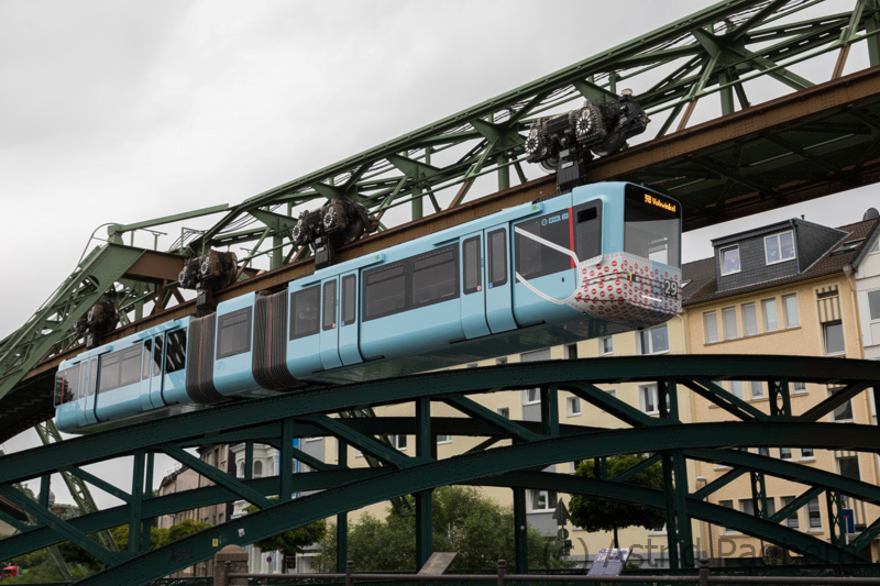 Schwebebahn mit Corona-Schutzmaske