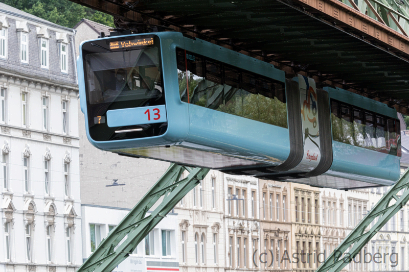 Schwebebahn vor Wohnhäusern