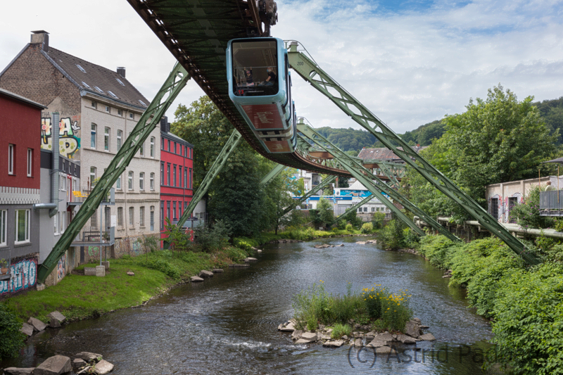 Schwebebahn über der Wupper