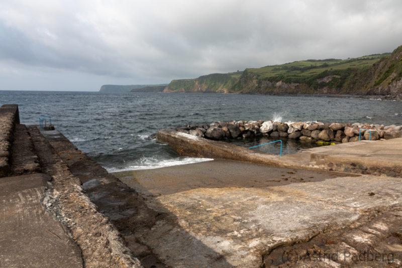 Meerwasserschwimmbecken und Slipway in Riberinha