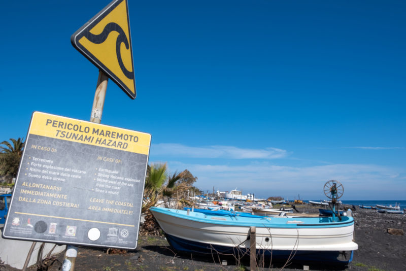 Tsunami-Warnschild