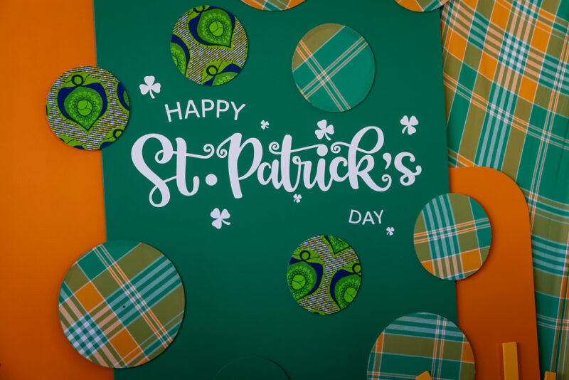 St. Patrick's, Wanddeko am Flughafen