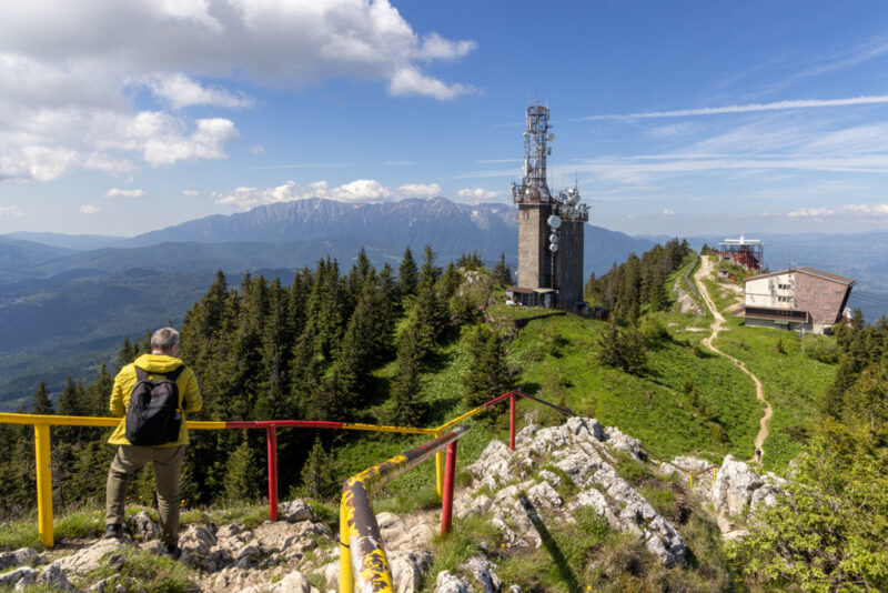 Aussicht vom Postăvaru-Gipfel auf die Seilbahnstation