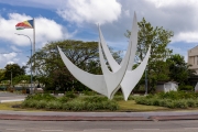 Trwa Zwazo = Drei Vögel. Die Skulptur besteht aus drei weit ausgedehnten Flügeln, die für die drei Kontinente stehen, von denen die heutigen Seychellois abstammen. Afrika, Europa, Asien. 