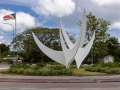 Trwa Zwazo = Drei Vögel. Die Skulptur besteht aus drei weit ausgedehnten Flügeln, die für die drei Kontinente stehen, von denen die heutigen Seychellois abstammen. Afrika, Europa, Asien. 