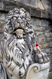 Peleș  Schlossgärten, Löwe mit meinem Reisebegleiter
