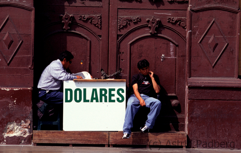 Money changers in Trujillo; Peru