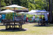 Trois Frères Destillery, Takamaka, Garten mit Food- und Cocktailtrucks