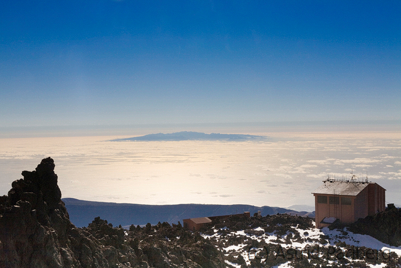 Teide, Aufstieg, Blick auf Seilbahnstation und La Gomera